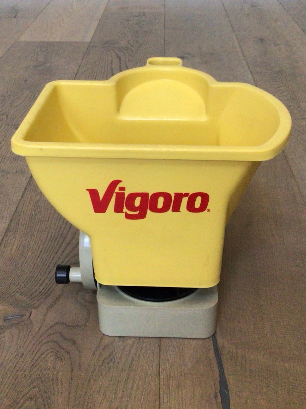 New whirl hand powered spreader for grass seed lawn fertilizers